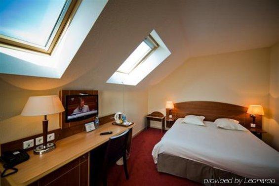 Ibis Styles Clermont-Ferrand Aeroport Hotel Room photo